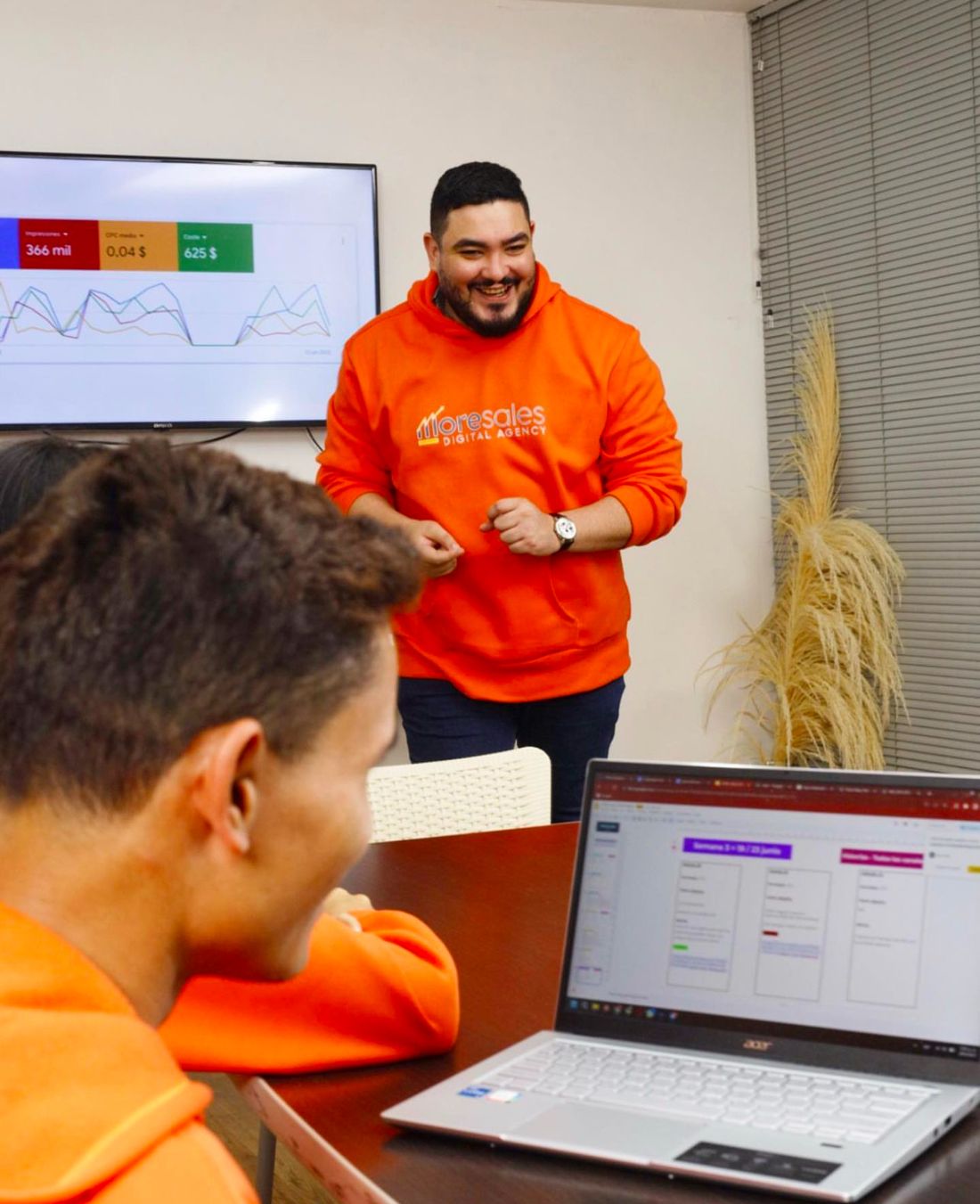 César Figuera presentando resultados de campañas al equipo de More Sales